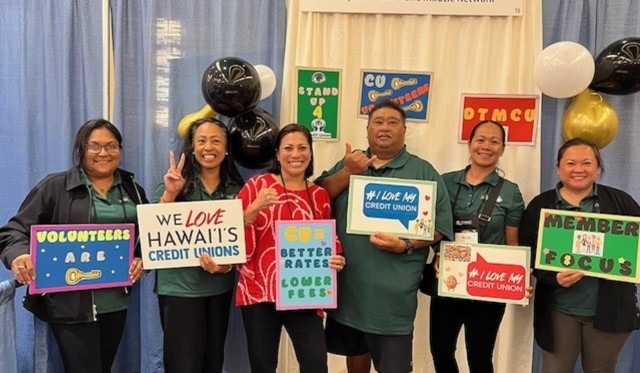 Hawaiian credit unions with signs